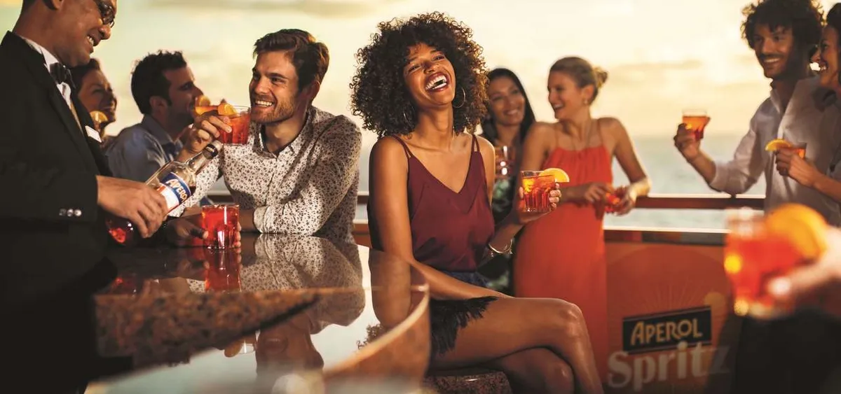 3- APEROL SPRITZ BAR <br> APERITIVO CON VISTA AL MAR & AMBIENTE BEACH PARTY