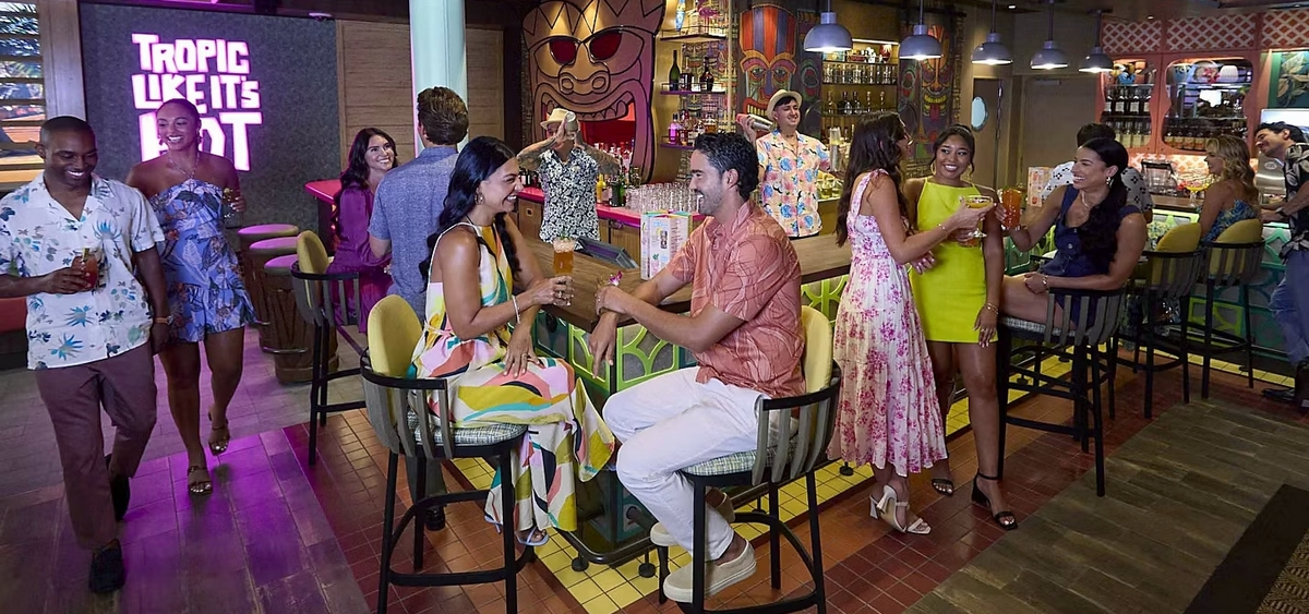 2- PESKY PARROT <br> EL IMPERDIBLE BAR TIKI DE LA ROYAL PROMENADE