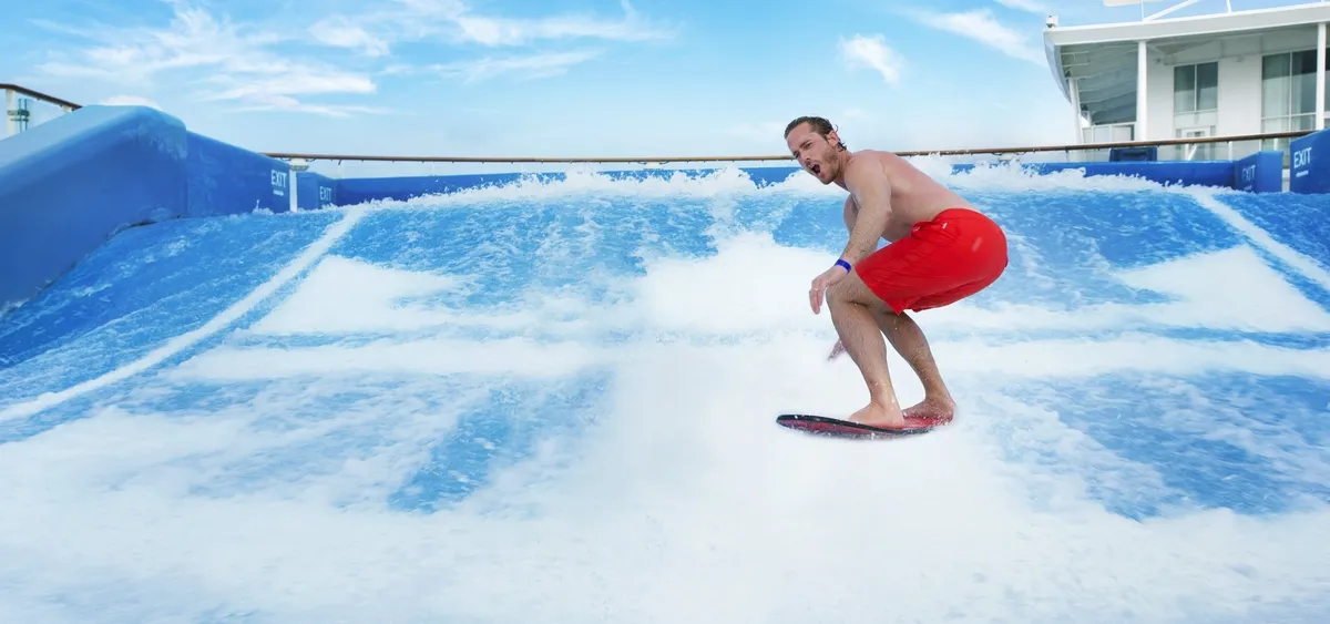 2- FLOWRIDER <br> EL SIMULADOR DE SURF ICÓNICO DEL BARCO